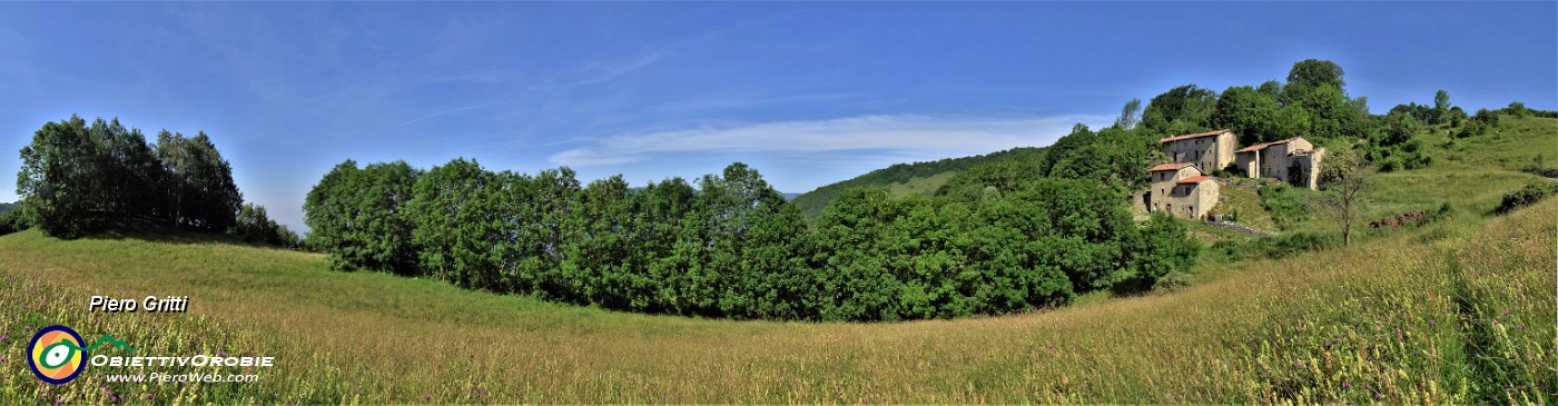 09 La verde ampia radura prativa del Crosnello (1094 m).jpg